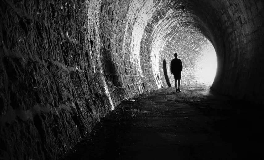 “A che punto è la notte?”, lo sguardo ermeneutico di Claudio Sottocornola nel rincorrersi di luce e&nbsp;oscurità