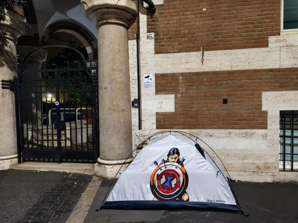 Laika difende Spin Time: una tenda dipinta davanti alla sede  del Gruppo&nbsp;Investire